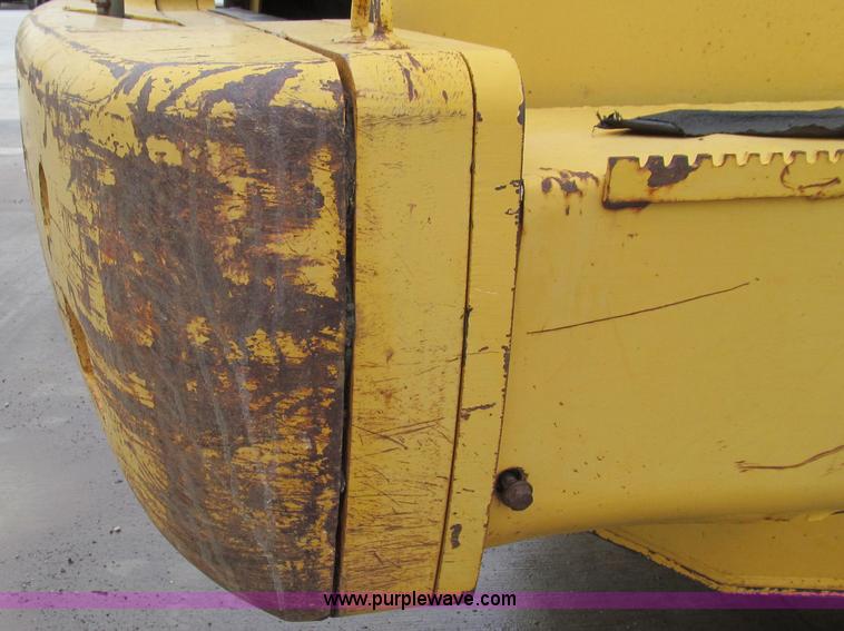 image for item E3937 1999 John Deere 624H loader