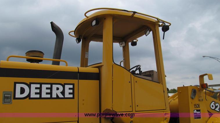 image for item E3937 1999 John Deere 624H loader