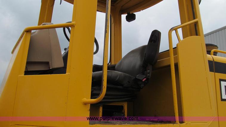 image for item E3937 1999 John Deere 624H loader