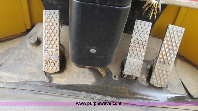 image for item E3937 1999 John Deere 624H loader