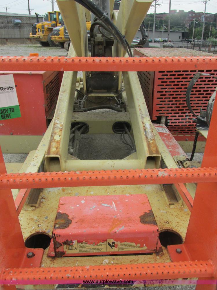 image for item E7336 2002 JLG 33RTS scissor lift