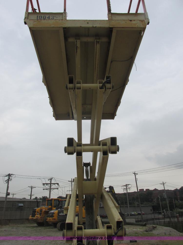 image for item E7336 2002 JLG 33RTS scissor lift