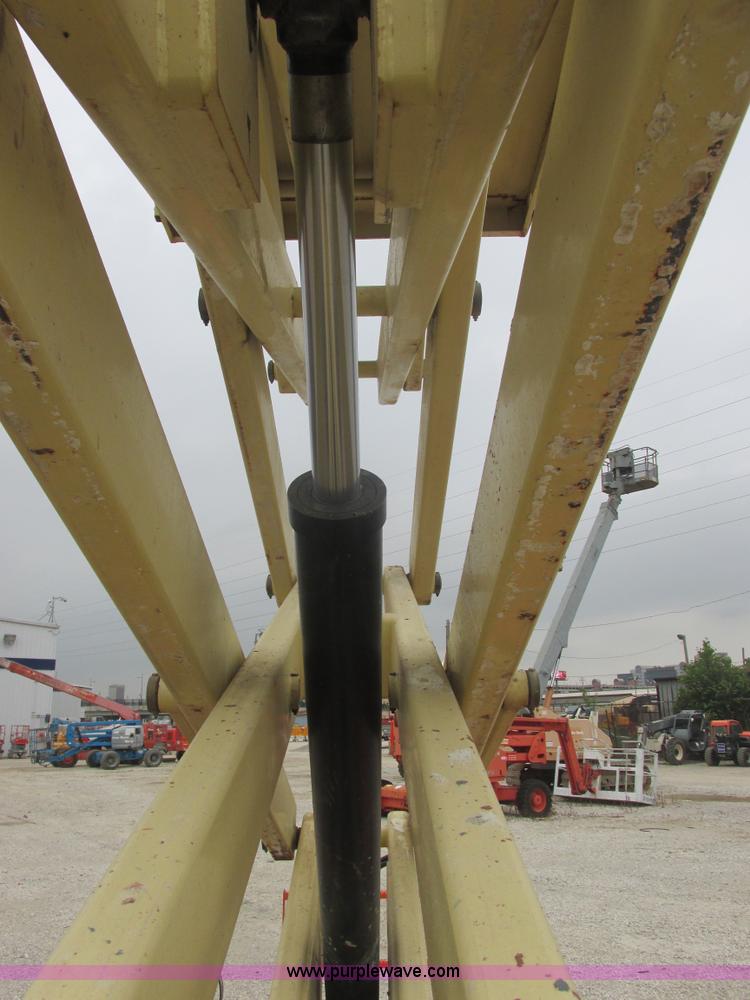image for item E7336 2002 JLG 33RTS scissor lift