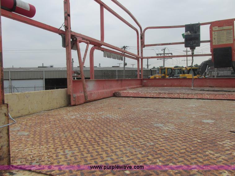 image for item E7336 2002 JLG 33RTS scissor lift