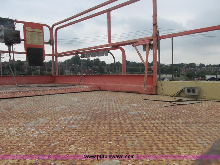 image for item E7336 2002 JLG 33RTS scissor lift