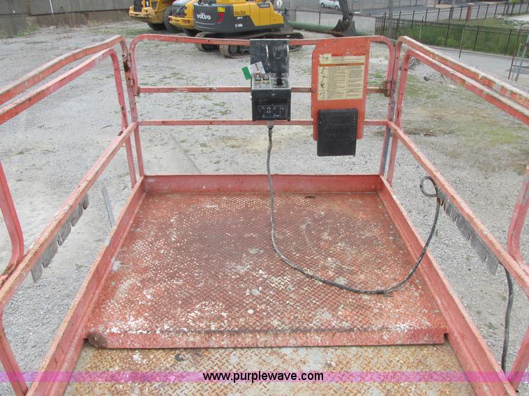 image for item E7336 2002 JLG 33RTS scissor lift
