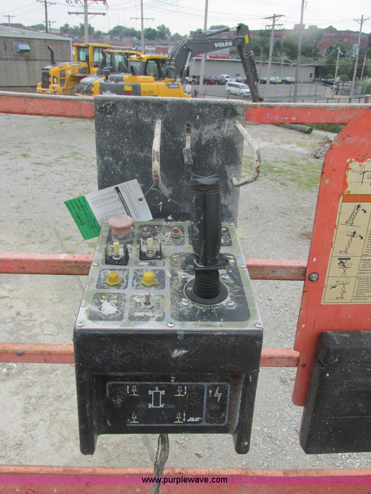 image for item E7336 2002 JLG 33RTS scissor lift