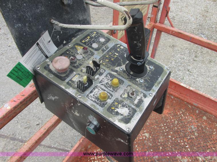 image for item E7336 2002 JLG 33RTS scissor lift