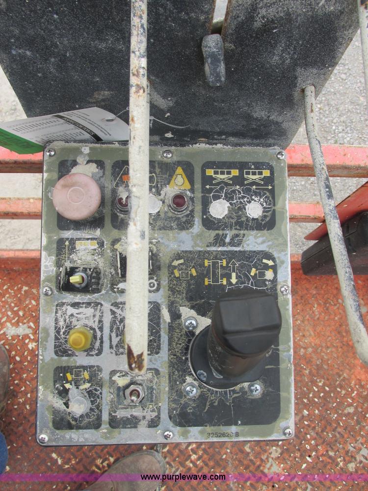 image for item E7336 2002 JLG 33RTS scissor lift