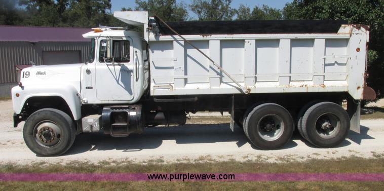 image for item E7343 1983 Mack RD686S dump truck