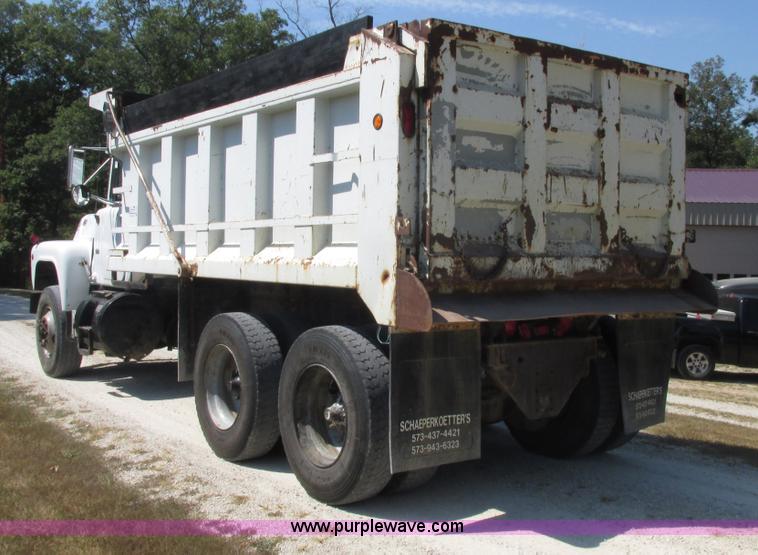 image for item E7343 1983 Mack RD686S dump truck