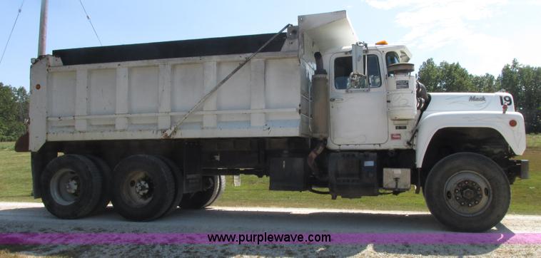 image for item E7343 1983 Mack RD686S dump truck
