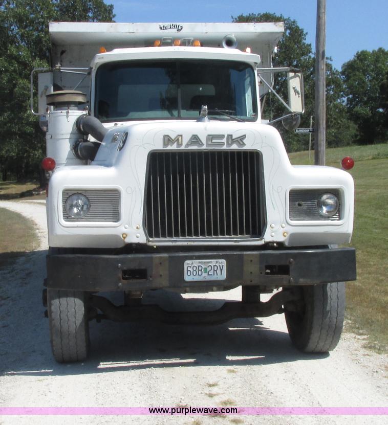 image for item E7343 1983 Mack RD686S dump truck