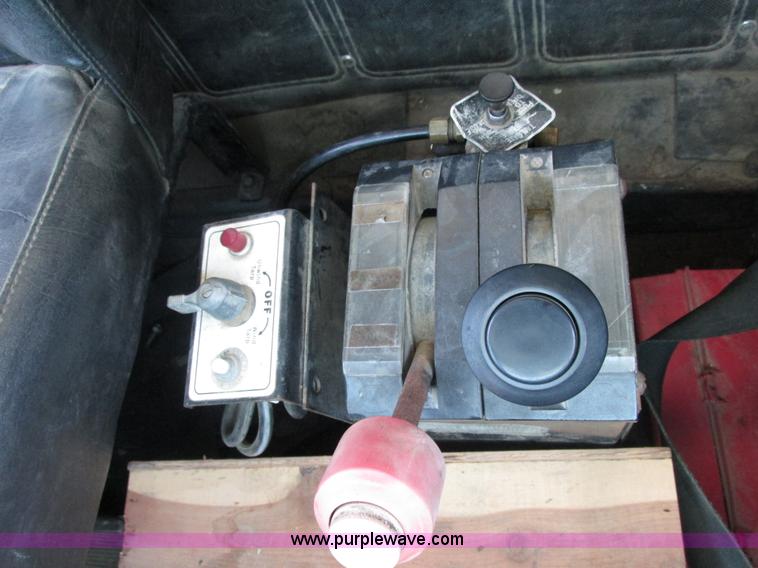 image for item E7343 1983 Mack RD686S dump truck