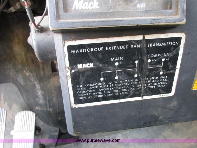 image for item E7343 1983 Mack RD686S dump truck