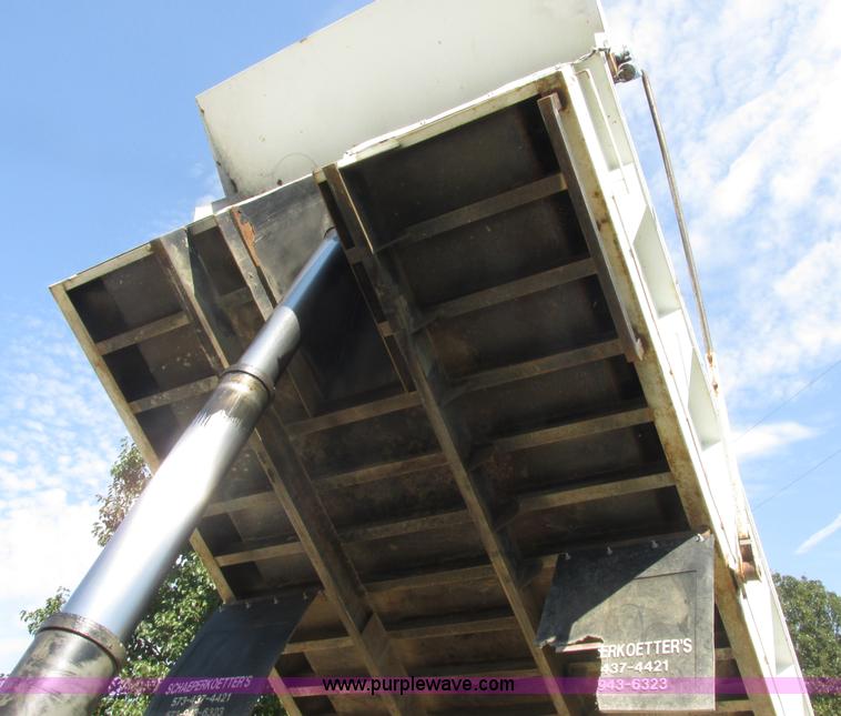 image for item E7343 1983 Mack RD686S dump truck