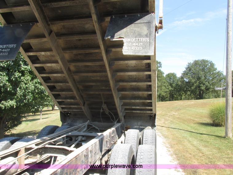 image for item E7343 1983 Mack RD686S dump truck