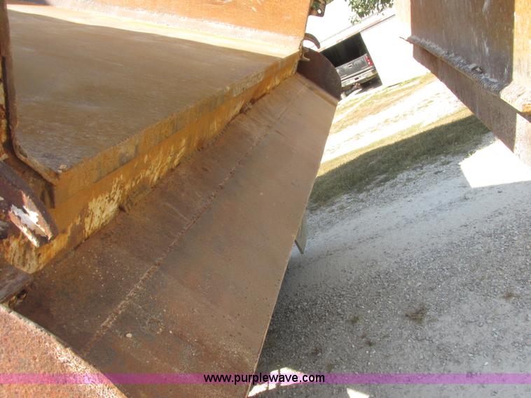 image for item E7343 1983 Mack RD686S dump truck