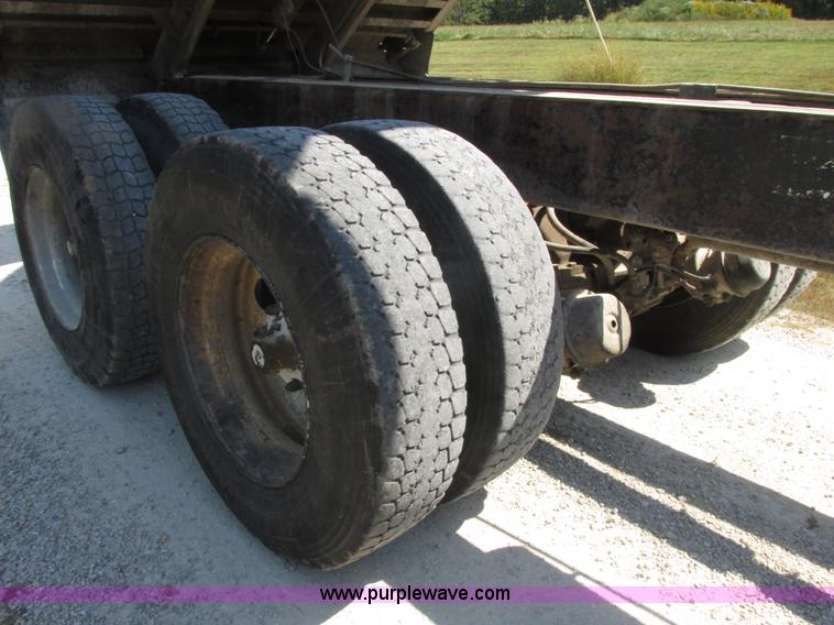 image for item E7343 1983 Mack RD686S dump truck