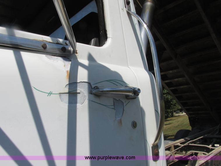 image for item E7343 1983 Mack RD686S dump truck