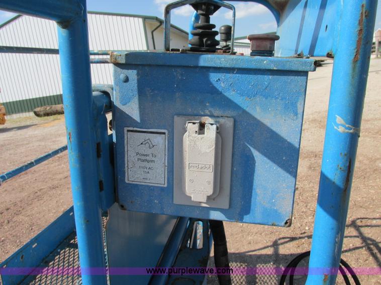 image for item F5217 2000 Genie S40 boom lift