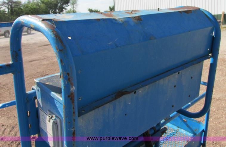 image for item F5217 2000 Genie S40 boom lift