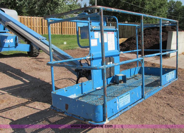 image for item F5217 2000 Genie S40 boom lift