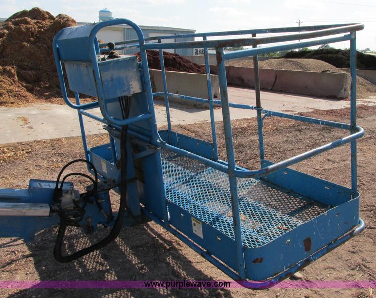 image for item F5217 2000 Genie S40 boom lift