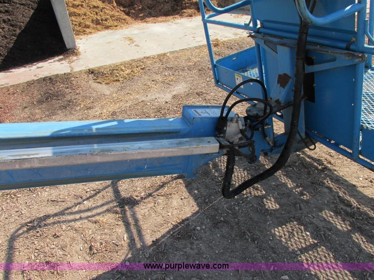 image for item F5217 2000 Genie S40 boom lift