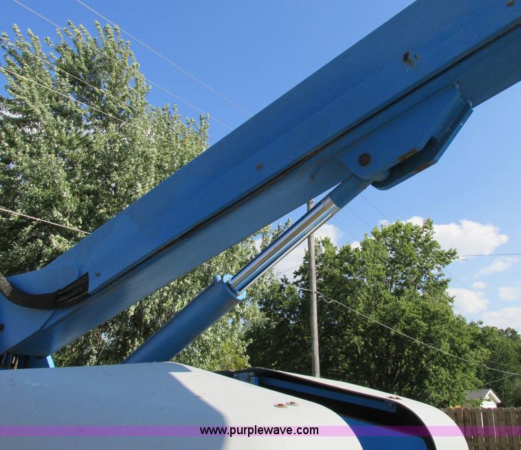 image for item F5217 2000 Genie S40 boom lift