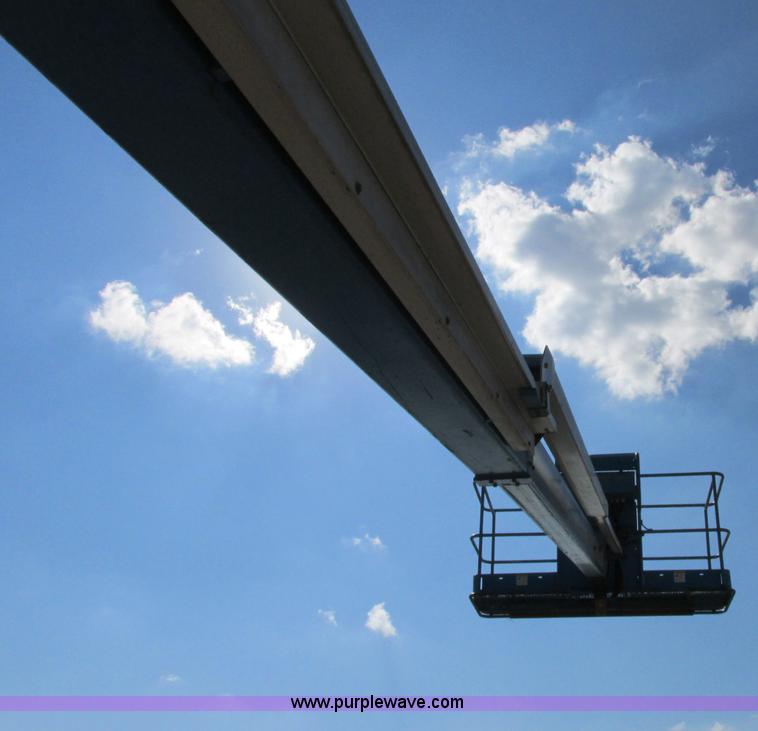 image for item F5217 2000 Genie S40 boom lift