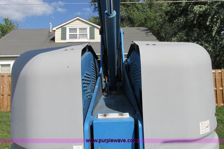 image for item F5217 2000 Genie S40 boom lift