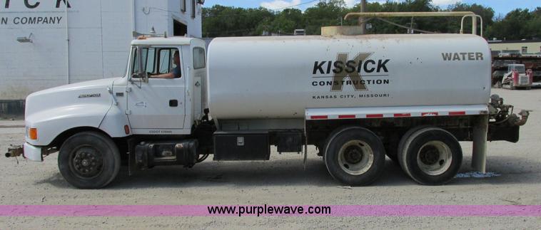 image for item F5223 1992 Ford LTLA9000 AeroMax 120 water truck