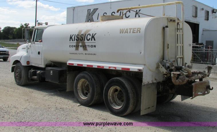 image for item F5223 1992 Ford LTLA9000 AeroMax 120 water truck