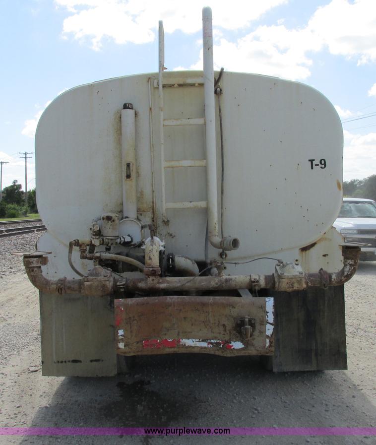 image for item F5223 1992 Ford LTLA9000 AeroMax 120 water truck