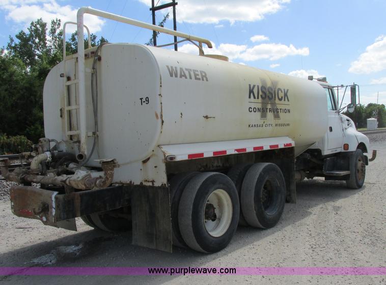 image for item F5223 1992 Ford LTLA9000 AeroMax 120 water truck