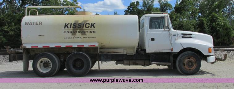 image for item F5223 1992 Ford LTLA9000 AeroMax 120 water truck