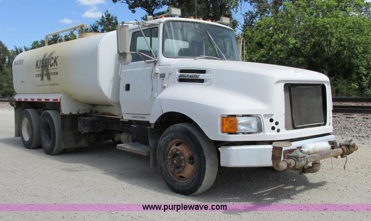 image for item F5223 1992 Ford LTLA9000 AeroMax 120 water truck