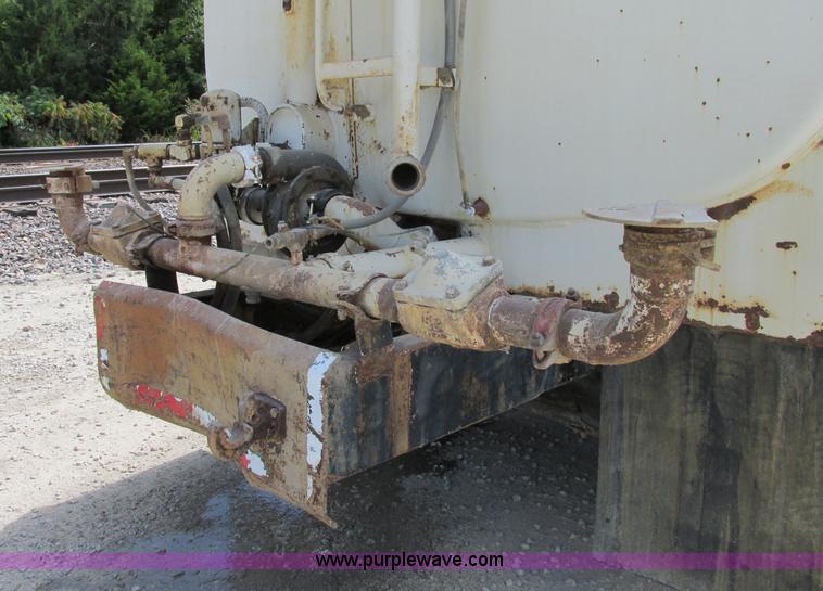 image for item F5223 1992 Ford LTLA9000 AeroMax 120 water truck