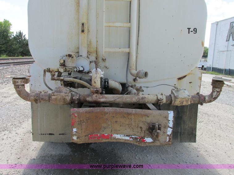 image for item F5223 1992 Ford LTLA9000 AeroMax 120 water truck