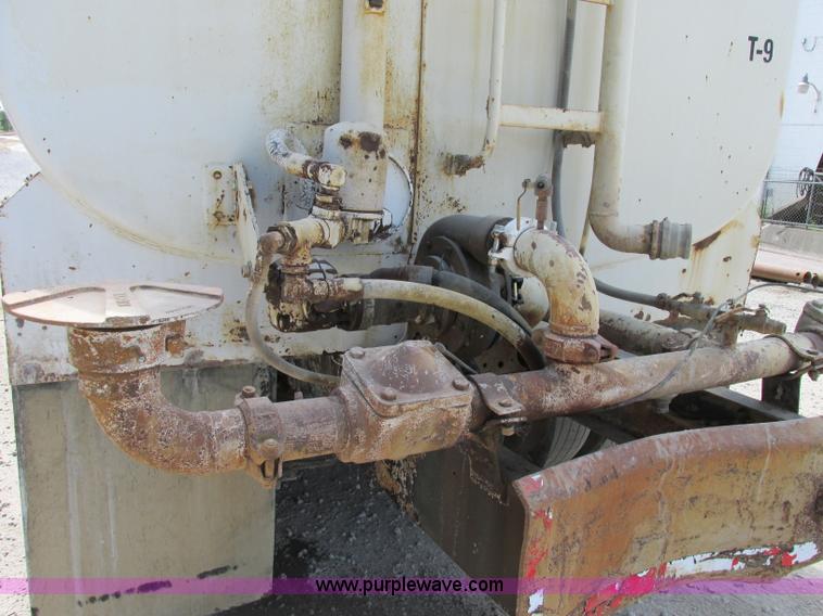 image for item F5223 1992 Ford LTLA9000 AeroMax 120 water truck