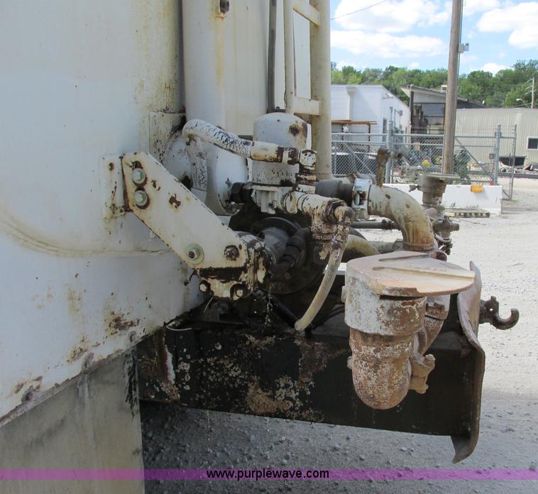 image for item F5223 1992 Ford LTLA9000 AeroMax 120 water truck