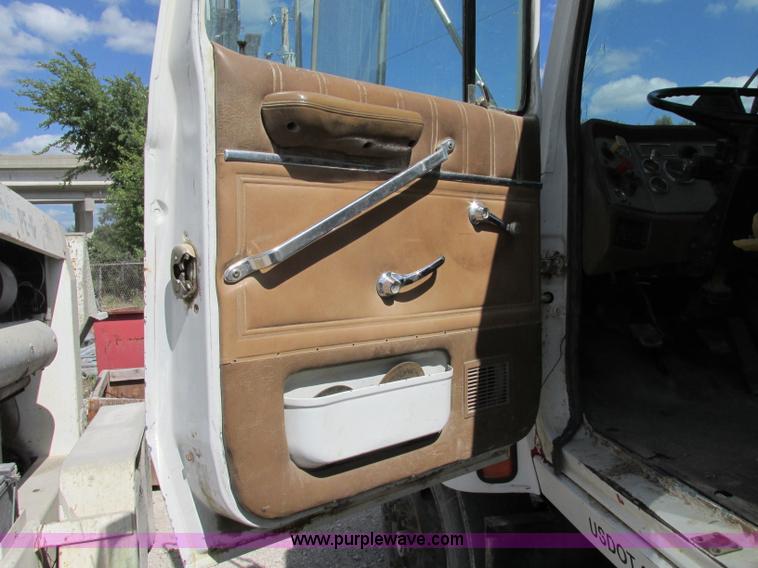 image for item F5223 1992 Ford LTLA9000 AeroMax 120 water truck