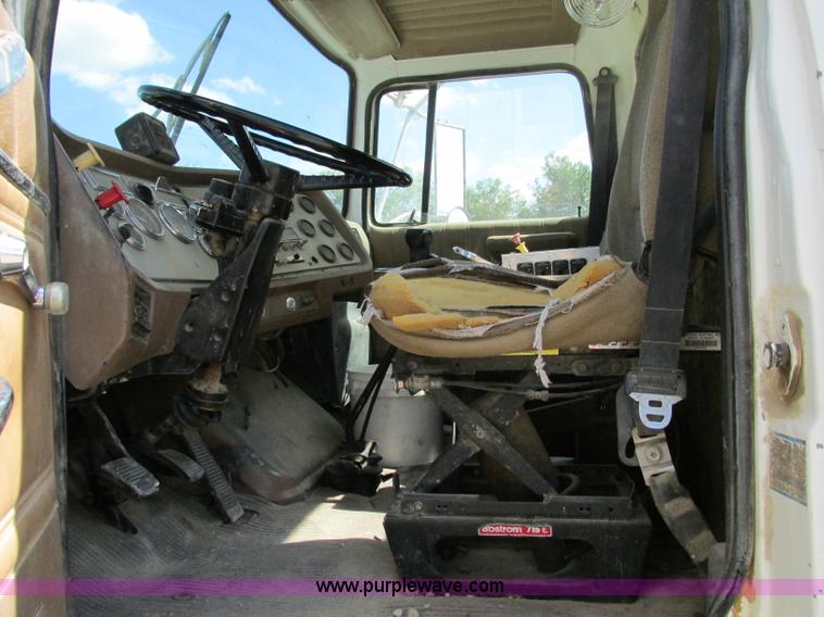 image for item F5223 1992 Ford LTLA9000 AeroMax 120 water truck