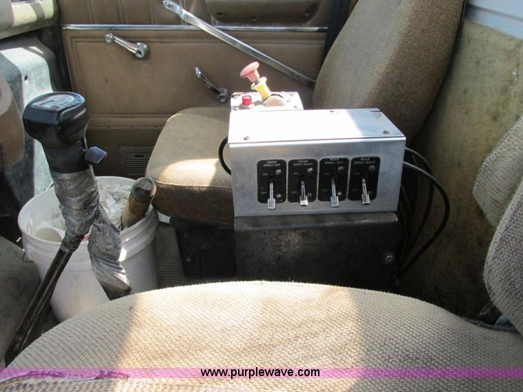 image for item F5223 1992 Ford LTLA9000 AeroMax 120 water truck