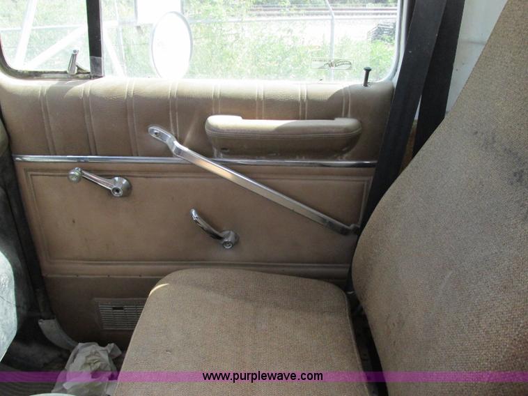 image for item F5223 1992 Ford LTLA9000 AeroMax 120 water truck