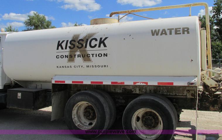 image for item F5223 1992 Ford LTLA9000 AeroMax 120 water truck