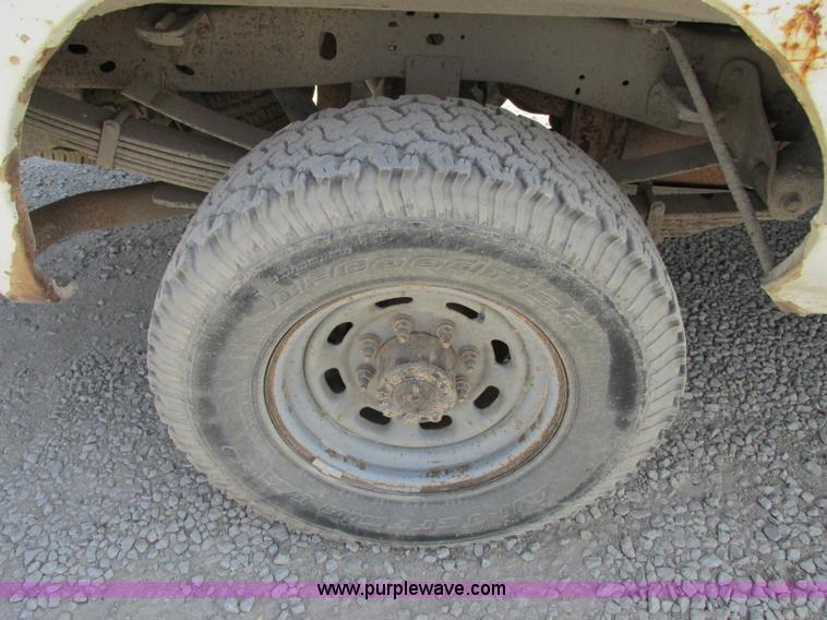 image for item F5234 2001 Ford F250 Super Duty XL pickup truck