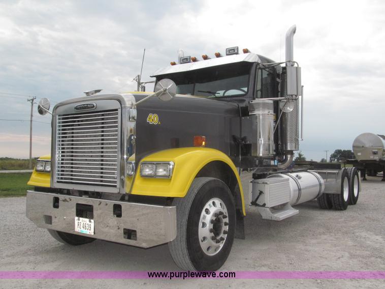 image for item F7109 2007 Freightliner FLD132 XL Classic semi truck