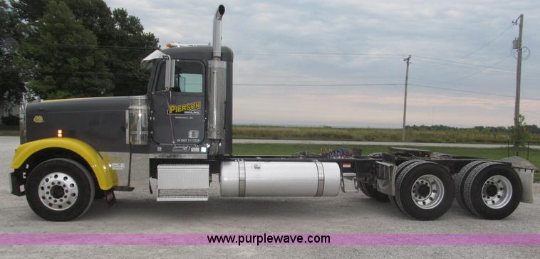 image for item F7109 2007 Freightliner FLD132 XL Classic semi truck